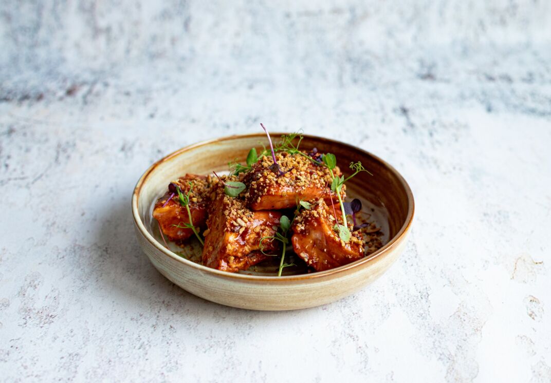 Sesam ribbetjes met notencrumble