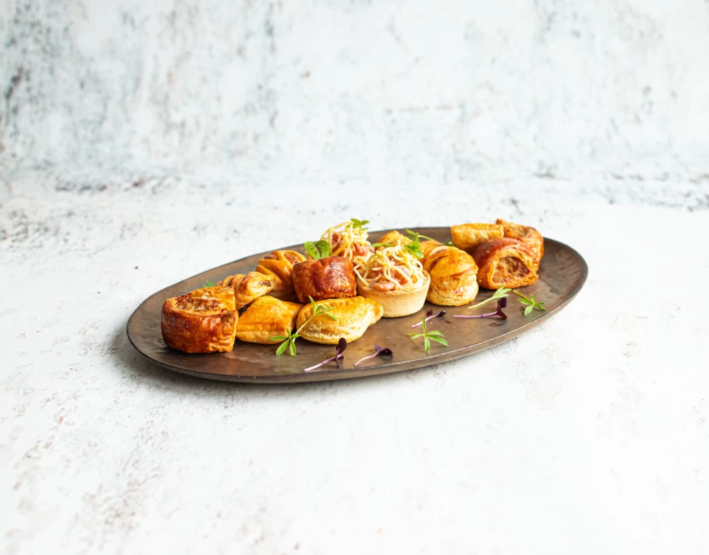 Assortiment van bladerdeeghapjes