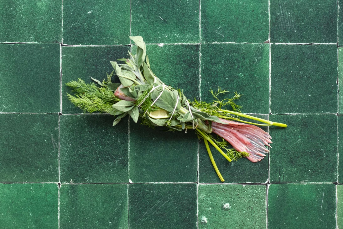 Zeeduivelmoot in kruidenboeket