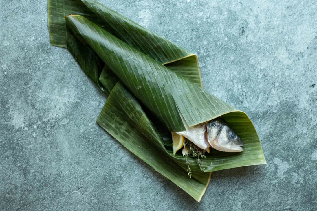 Opgevulde zeebaars in bananenblad